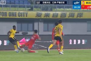 张源亮鞋底触碰到阿齐兹，VAR介入后黄牌升级为红牌