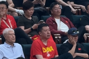 王治郅和赵本山同观男篮世预赛赛事!蒋兴权与宋小宝亦现身现场